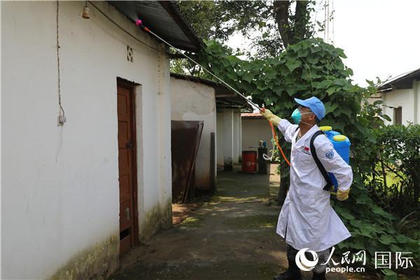 「人民网」中国赴刚果（金）维和医疗队春节前为中资企业义诊巡诊
