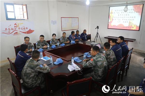 「人民网」中国赴刚果（金）维和医疗队春节前为中资企业义诊巡诊