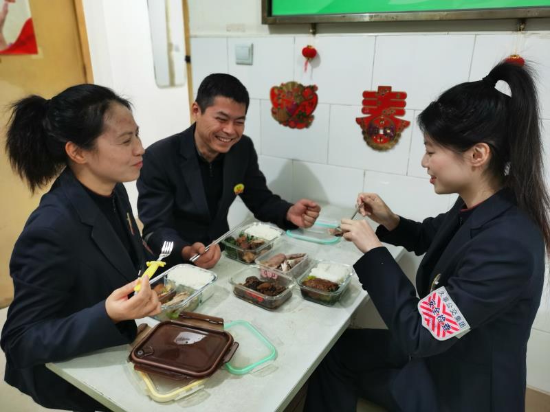 【文汇报】一家三口都在一条线路，他们的年夜饭就在公交终点站