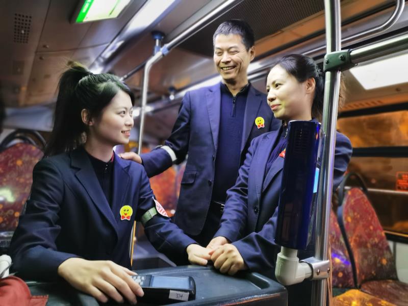 【文汇报】一家三口都在一条线路，他们的年夜饭就在公交终点站