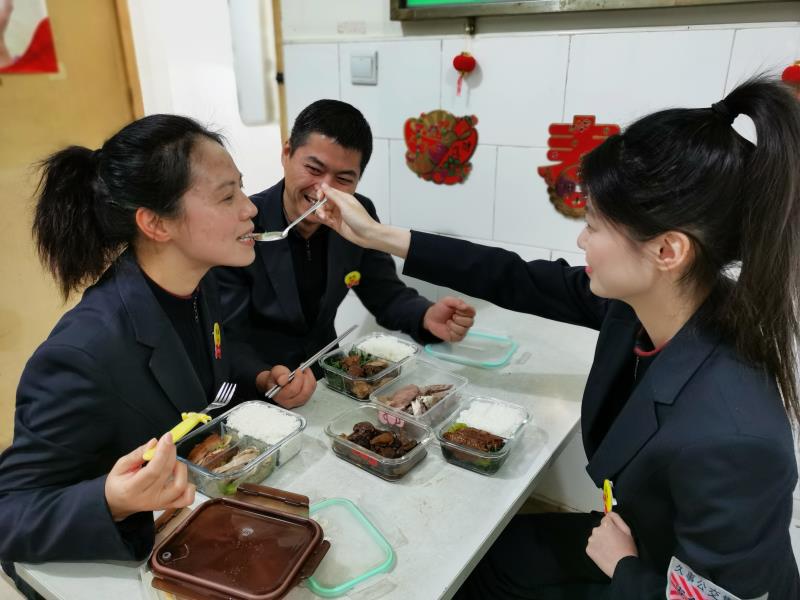 【文汇报】一家三口都在一条线路，他们的年夜饭就在公交终点站