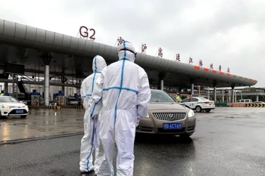 「上观新闻」环球港出现疑似病例？虹桥机场用隔离箱封运病人？这些都是谣言！