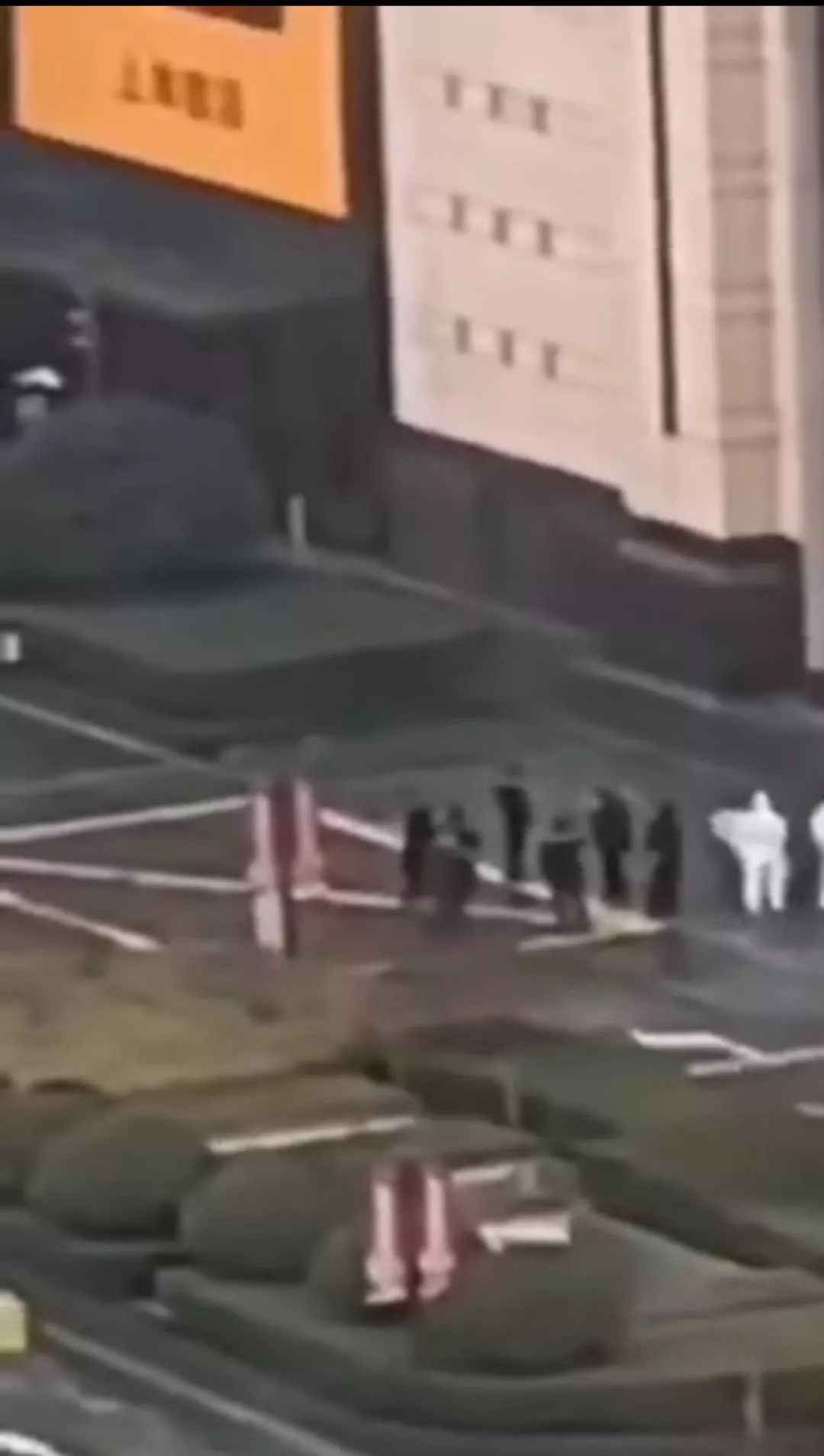 「上观新闻」环球港出现疑似病例？虹桥机场用隔离箱封运病人？这些都是谣言！