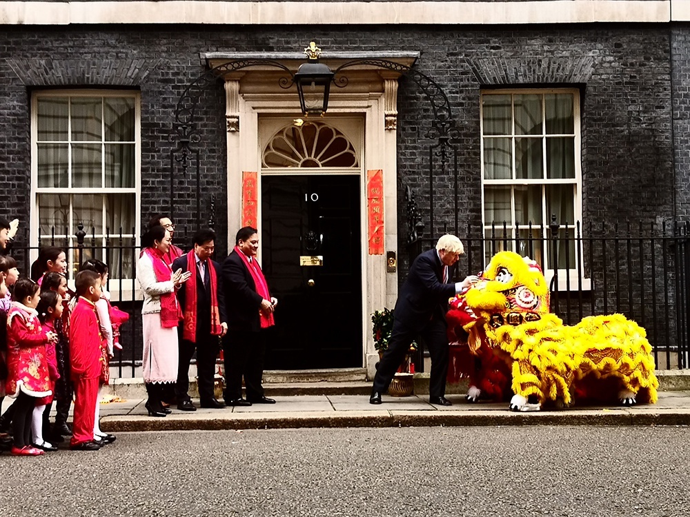 央视新闻客户端■英首相府庆祝中国新年 首相为中国狮子点亮眼睛