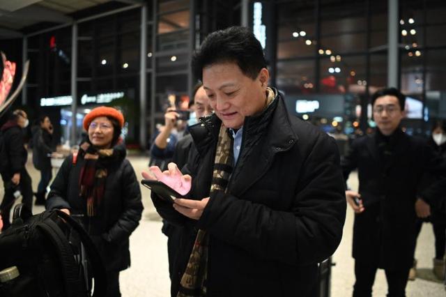 「上观新闻」我们在一起！解放日报·上观新闻记者随上海首批医疗队出征
