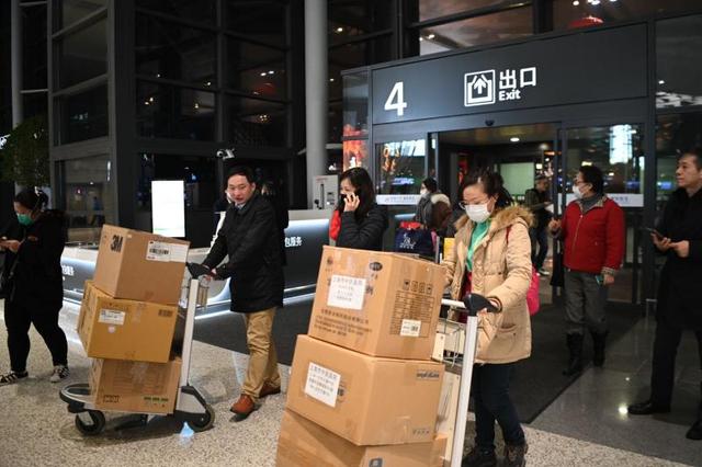 「上观新闻」我们在一起！解放日报·上观新闻记者随上海首批医疗队出征