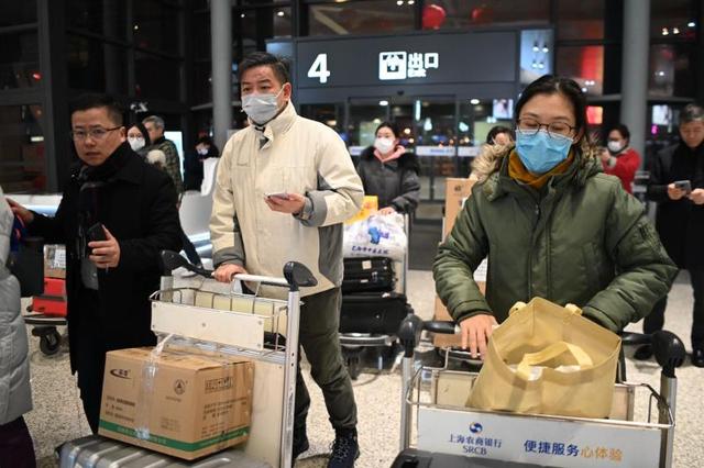「上观新闻」我们在一起！解放日报·上观新闻记者随上海首批医疗队出征