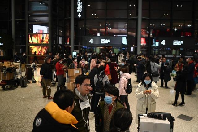 「上观新闻」我们在一起！解放日报·上观新闻记者随上海首批医疗队出征