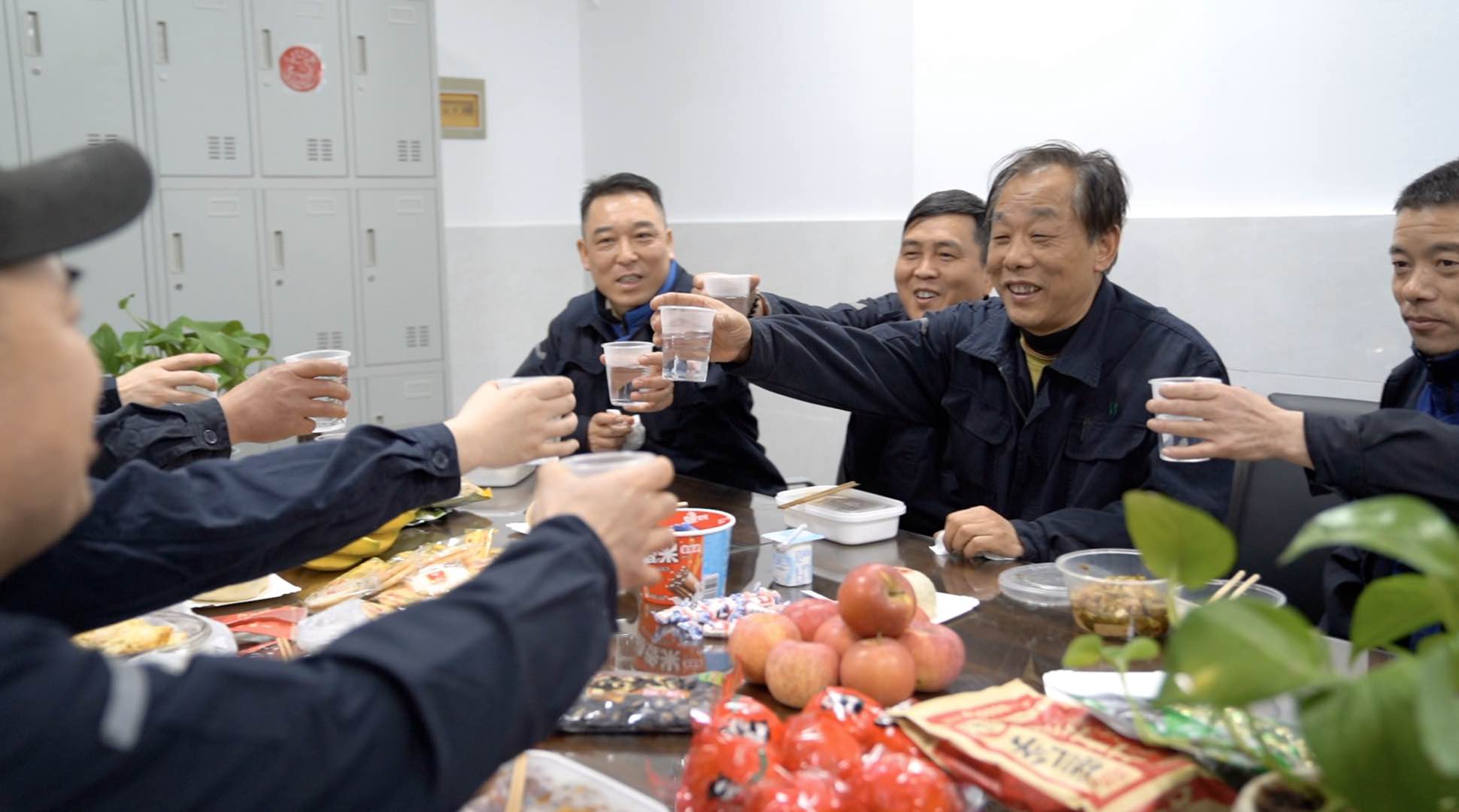 [文汇报]在公交车底盘下过除夕：他40年坚守岗位，保障乘客出行安全