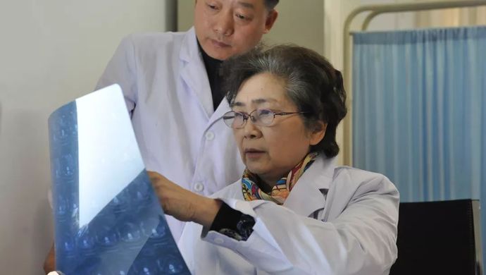 文汇报：73岁传染病学专家李兰娟除夕赴京，参加科技部召开的紧急会议