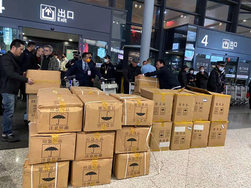 文汇报@你连夜去驰援武汉疫区！我在，保卫平安……