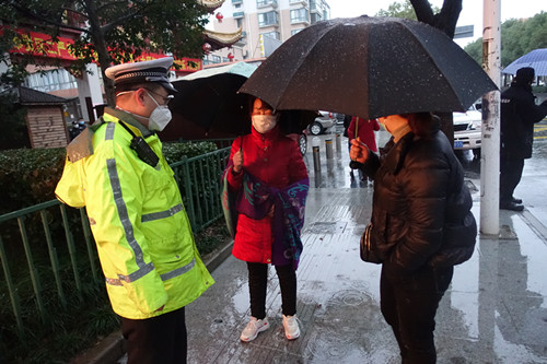 文汇报@你连夜去驰援武汉疫区！我在，保卫平安……