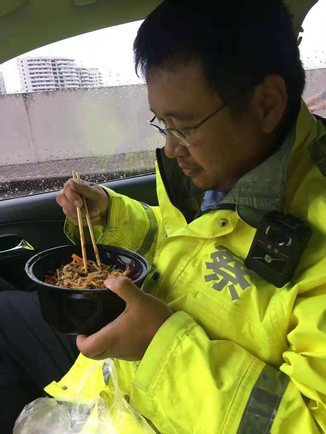 文汇报@你连夜去驰援武汉疫区！我在，保卫平安……