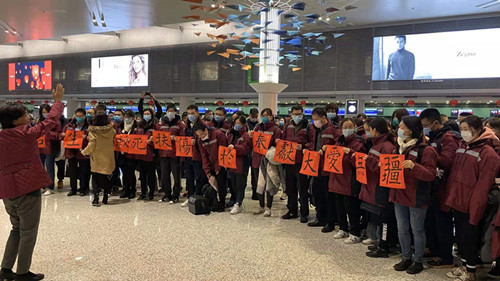 文汇报@你连夜去驰援武汉疫区！我在，保卫平安……