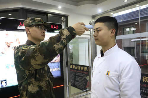 文汇报■保护人民首先要保护好自己！武警军医小秦的一线日记……