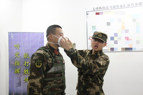 文汇报■保护人民首先要保护好自己！武警军医小秦的一线日记……