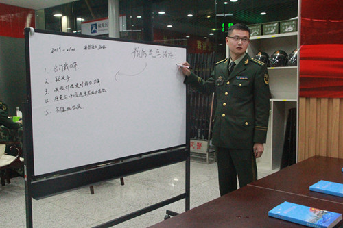 文汇报■保护人民首先要保护好自己！武警军医小秦的一线日记……