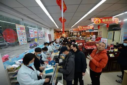 #新华视点#哄抬口罩价格？公众可拨打12315举报