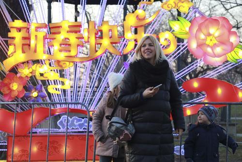 【文汇报】中国的春节 世界各地欢乐共欢享