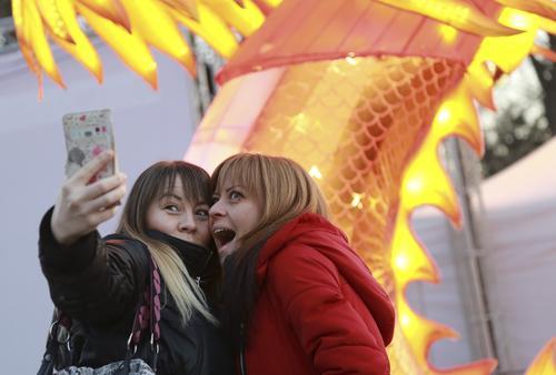 【文汇报】中国的春节 世界各地欢乐共欢享