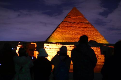 文汇报■埃及迎新春，金字塔被点亮“中国红”