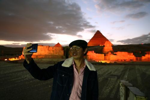 文汇报■埃及迎新春，金字塔被点亮“中国红”