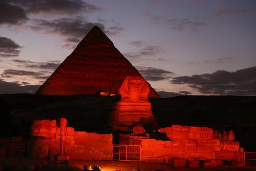 文汇报■埃及迎新春，金字塔被点亮“中国红”