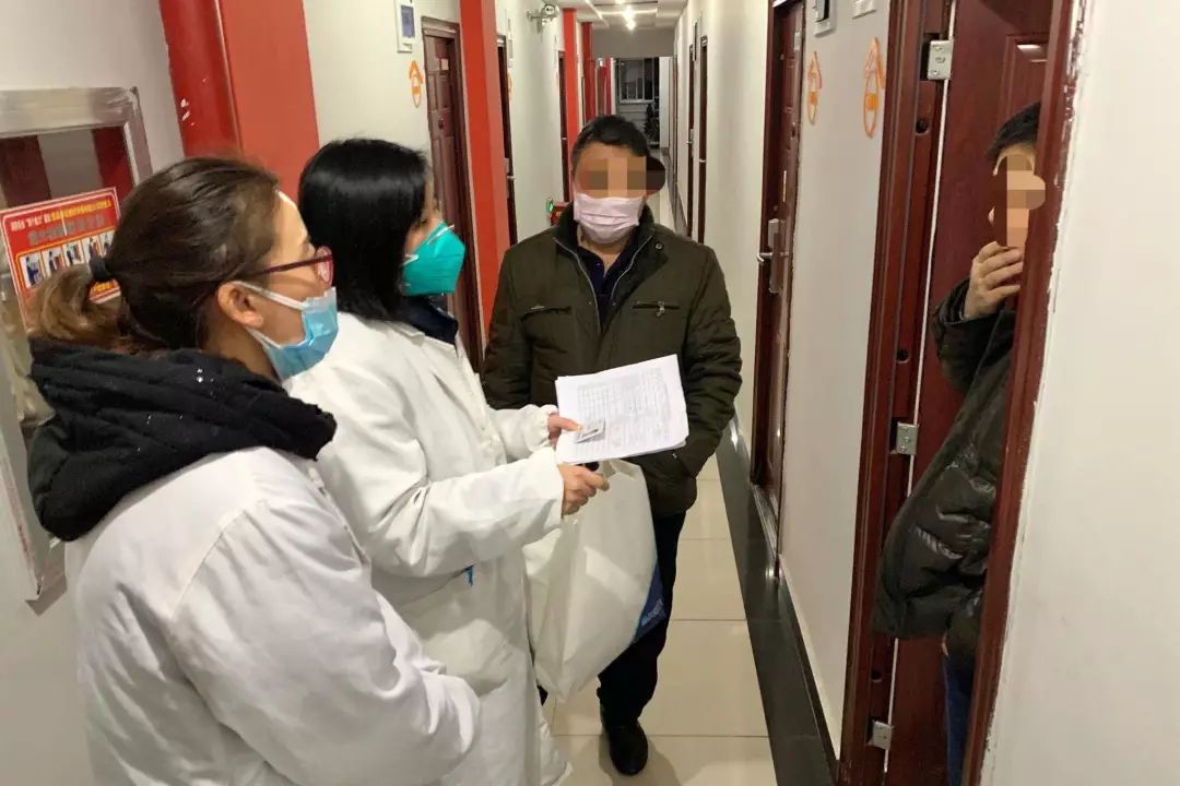 「文汇报」上海一社区排查出10名从武汉回沪人员，社区医生上门指导“居家隔离”！