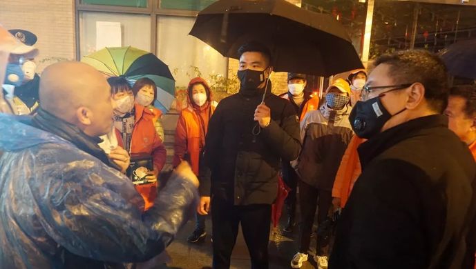 「文汇报」上海一社区排查出10名从武汉回沪人员，社区医生上门指导“居家隔离”！