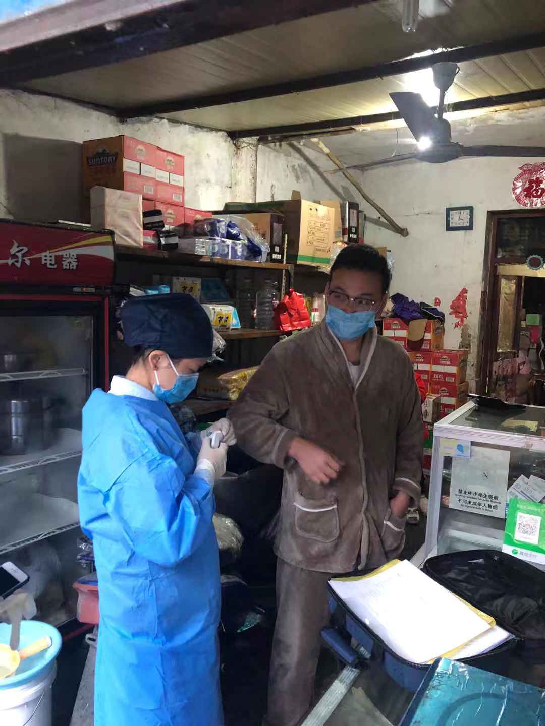 文汇报：三青年和婴儿湖北自驾回沪，居家隔离第一天，村干部把饭菜送到家门口，医生上门量体温