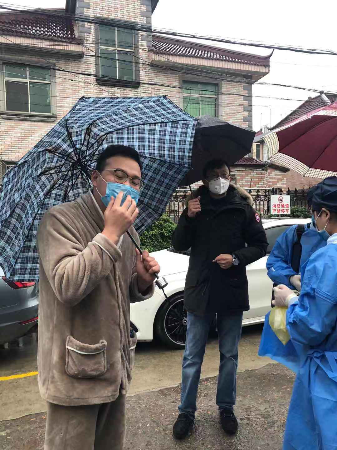 文汇报：三青年和婴儿湖北自驾回沪，居家隔离第一天，村干部把饭菜送到家门口，医生上门量体温