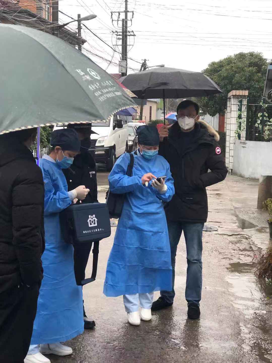 文汇报：三青年和婴儿湖北自驾回沪，居家隔离第一天，村干部把饭菜送到家门口，医生上门量体温
