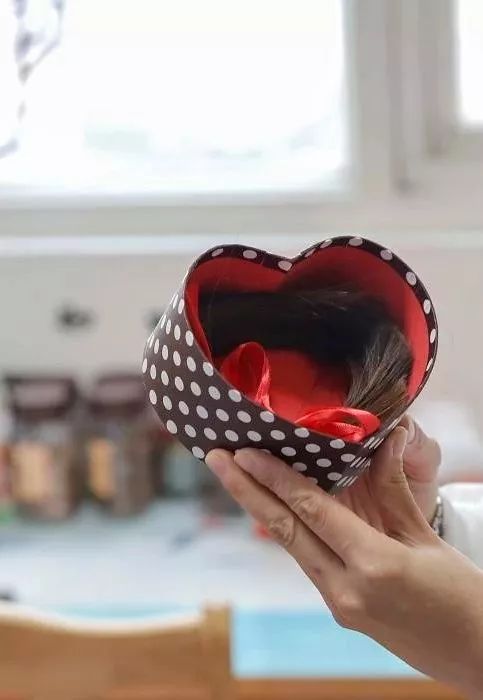 「文汇报」上海90后“美小护”剪去8年长发，只因为她要去……