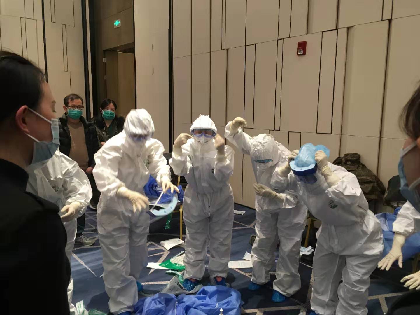 文汇报@连线武汉 | 支援危重病房的上海护士王冬麟：一定要注意医护人员之间不要相互感染