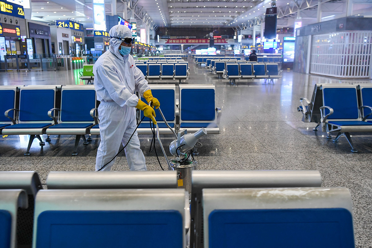 虹桥火车站每天喷洒100斤消毒液保障旅客候车环境安全