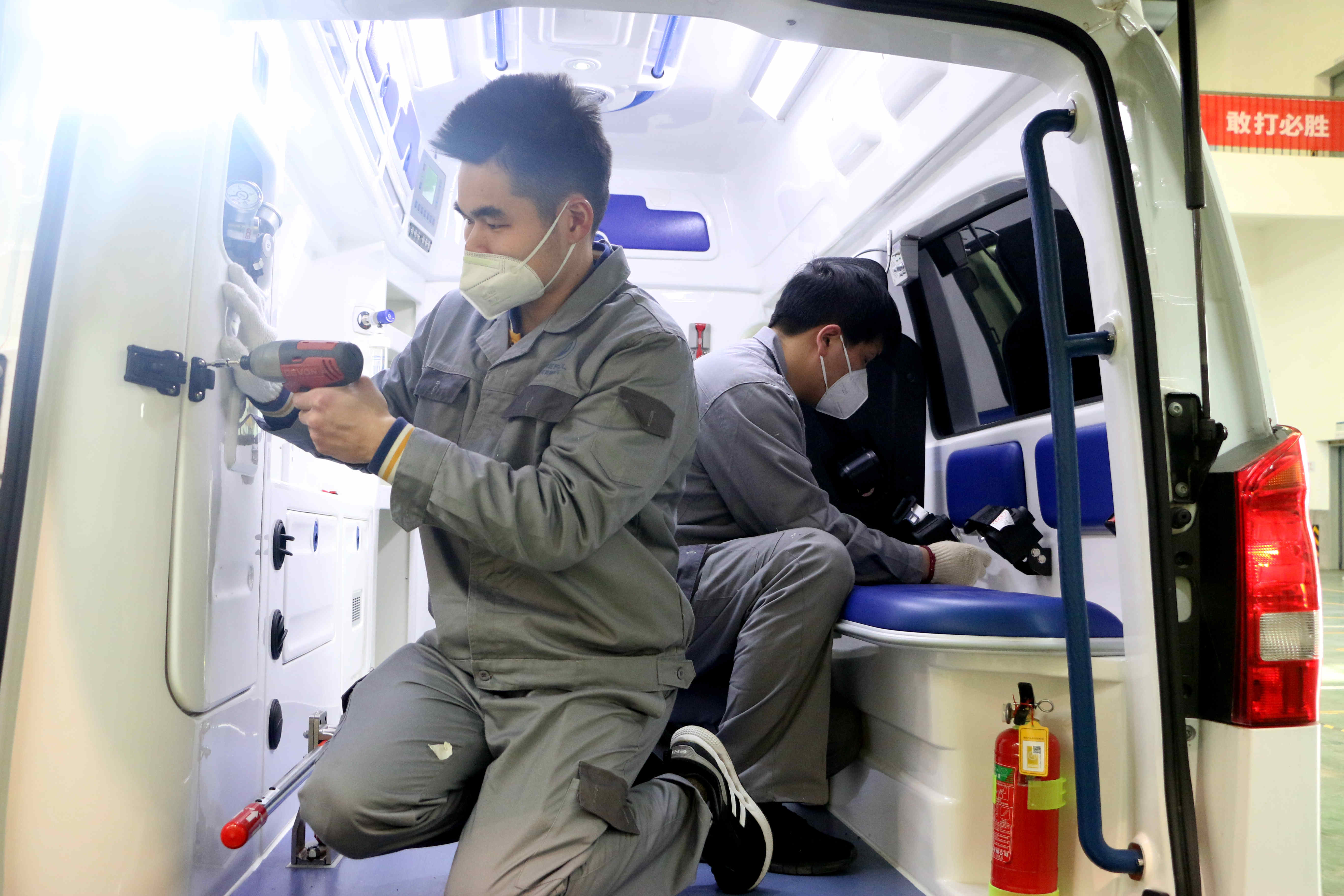 【文汇报】“倒计时！一定要把负压救护车开过去” 生产企业建议统一核发“救灾物资通行证”