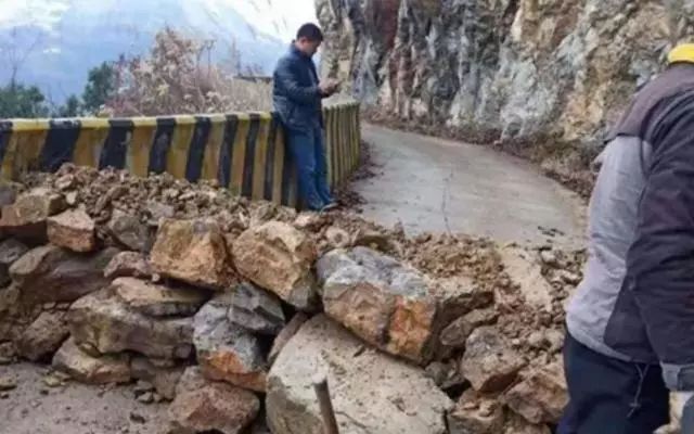 光明日报@光明时评：擅自断路、设卡、封村？不可取