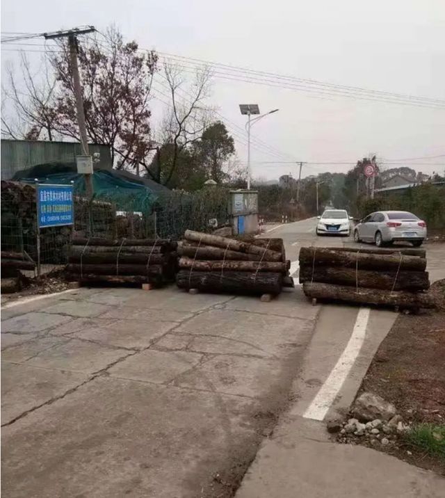 光明日报@光明时评：擅自断路、设卡、封村？不可取