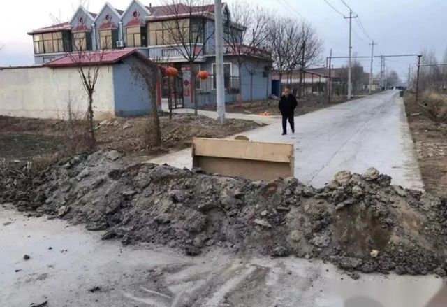 光明日报@光明时评：擅自断路、设卡、封村？不可取