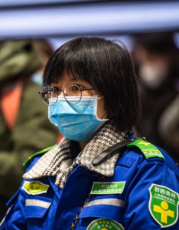 新华社客户端■致敬，口罩背后的英雄们！