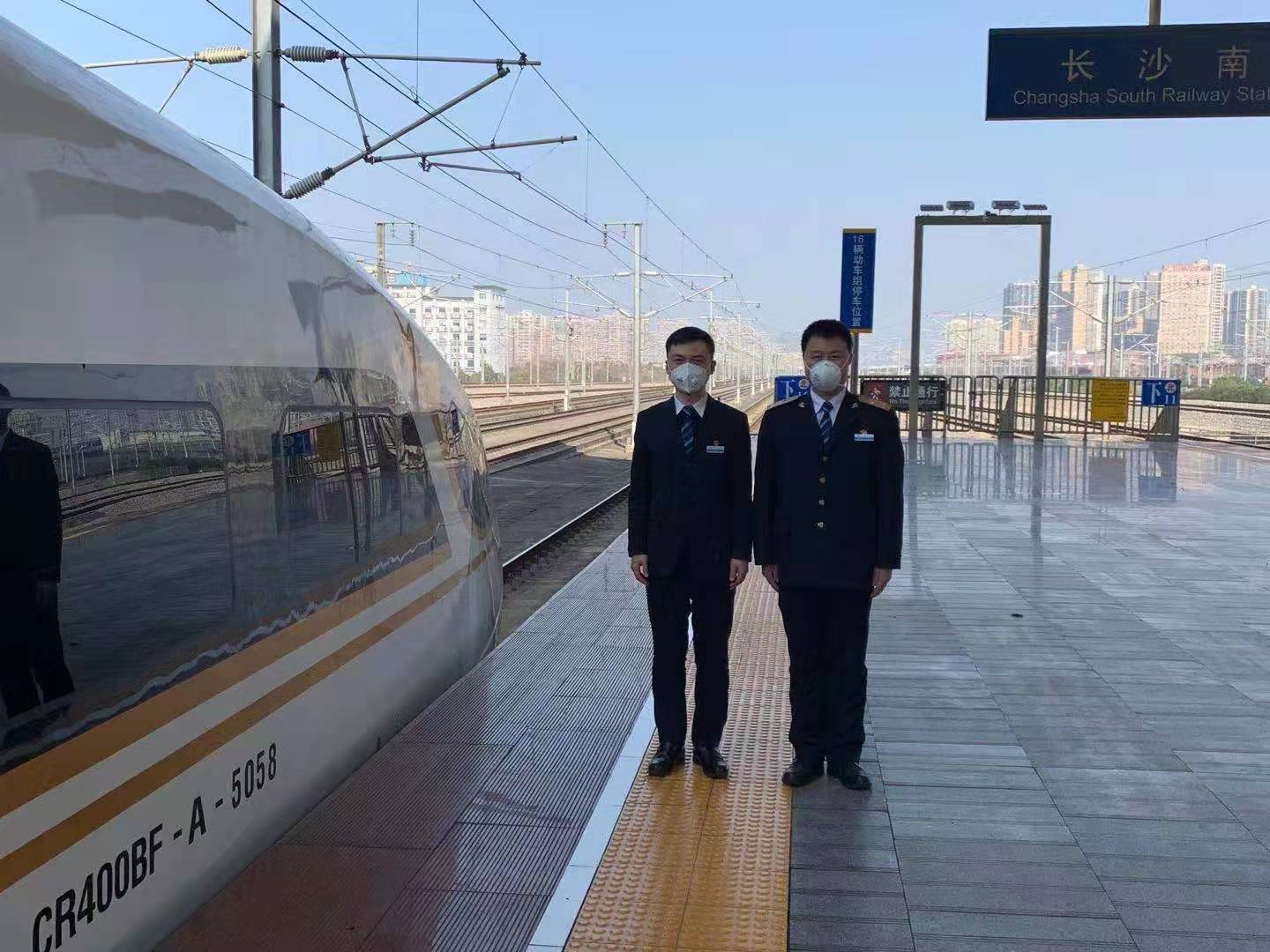 [文汇报]试验列车今早出发，方向武汉！上海136名高铁司机抢着增援武汉局