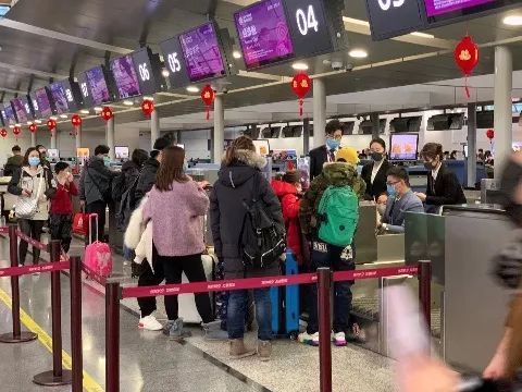 第一财经■多家外航取消或削减到中国航线，国内航班现零乘客