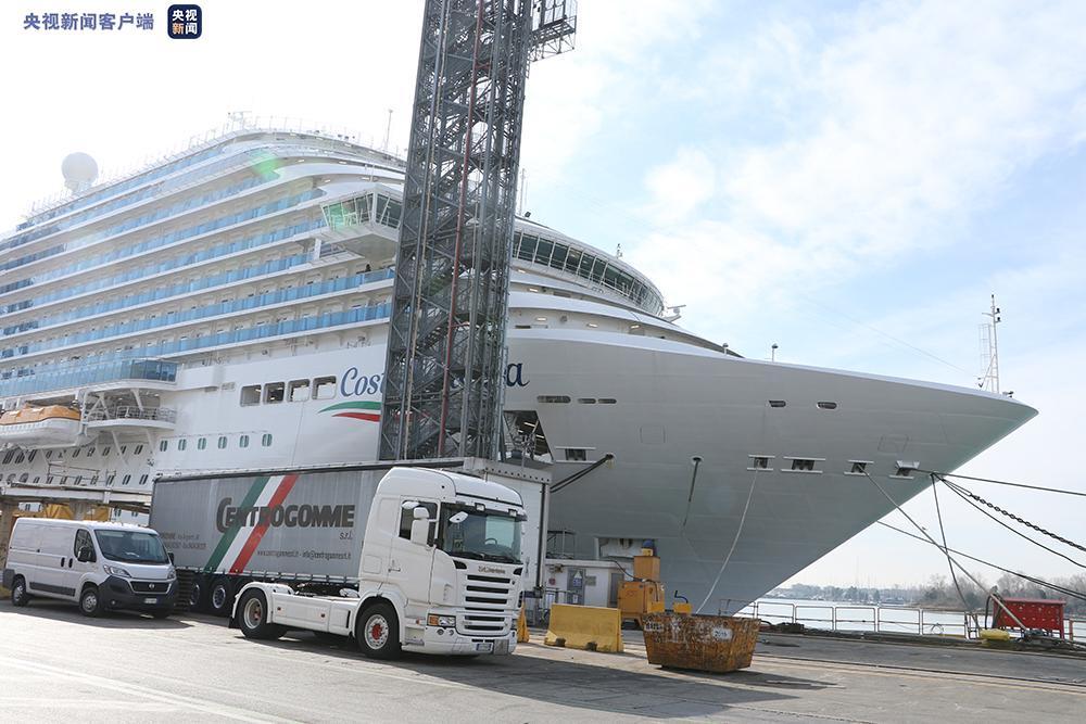 央视新闻客户端：发现新冠状病毒疑似病例意大利邮轮解禁 乘客被允许下船