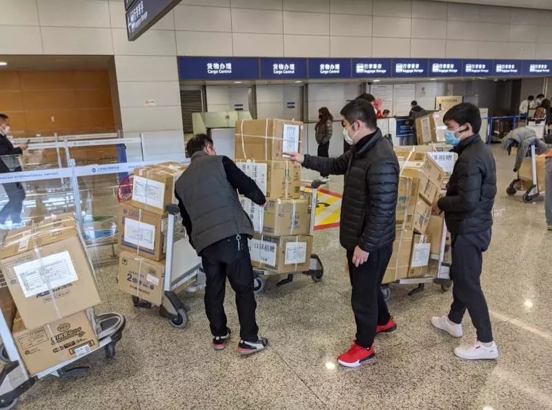 「上观新闻」42000多个口罩已抵上海！这位“80后”春节假期跑遍日本小城，买口罩运回中国