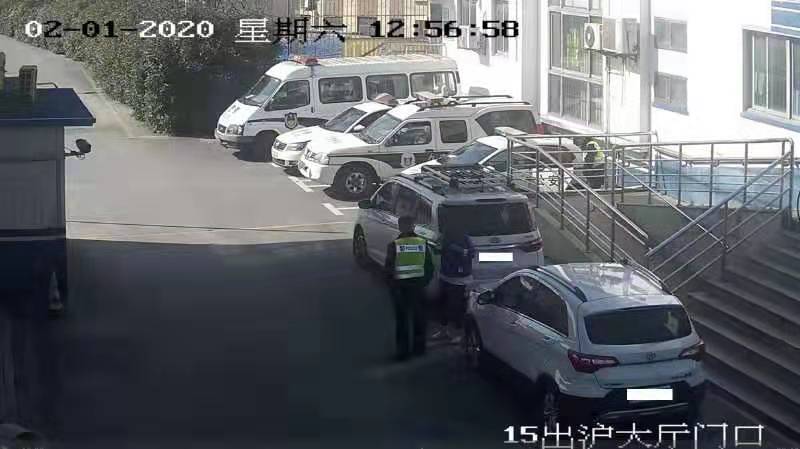 [文汇报]女司机突感心脏不适，道口民警紧急救助