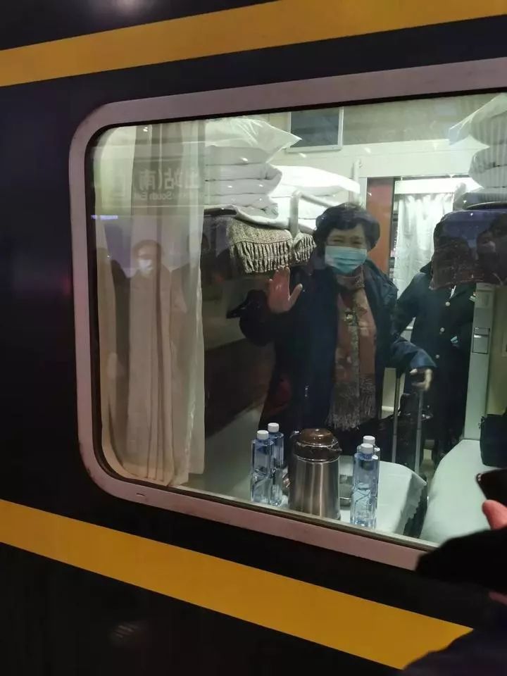 从杭州东站出发,坐上z257次火车,奔赴武汉,开展新冠肺炎重症病人救治