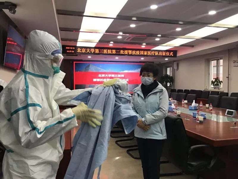 「健康中国」【你有多美】援鄂国家医疗队：重症专家团出征武汉