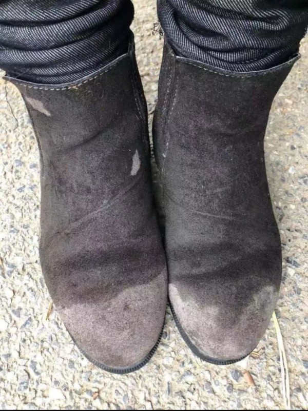 冬天脚冰冷但是袜子湿图片