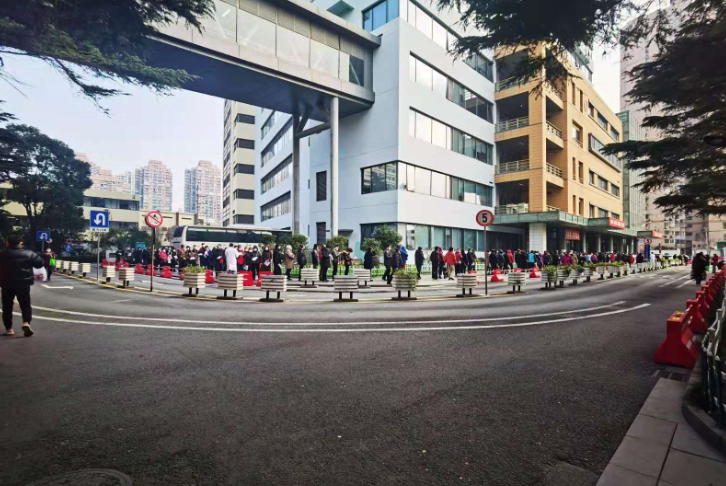 文汇报■快评|医院门口拉起的防疫线，不是为了照顾“某个人”，而是照我们每个人