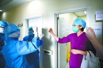 北京晚报：2003年全程参加过抗击非典 如今43岁的她重上火线